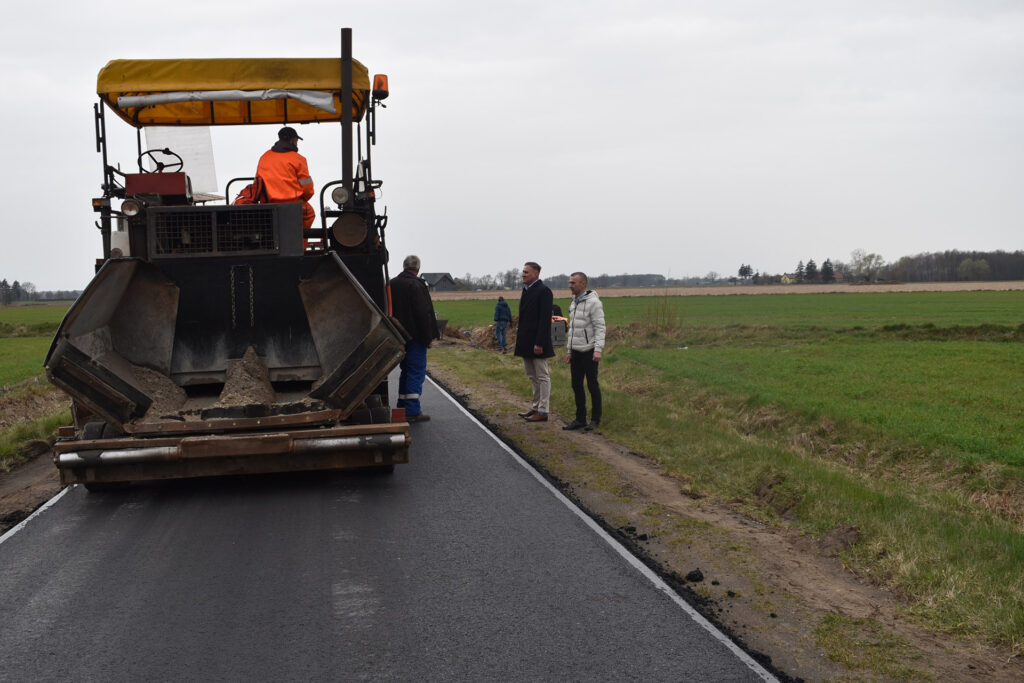 m1-1024x683 Kolejne drogi powiatowe remontowane na terenie gminy Mochowo