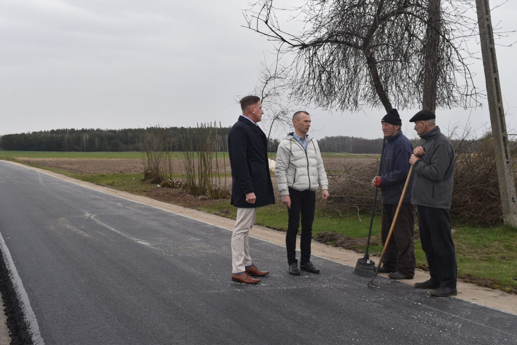 m4-1024x683 Kolejne drogi powiatowe remontowane na terenie gminy Mochowo