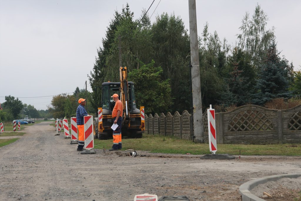 456458350_1048913473262842_7297229132240727967_n-1024x683 Asfalt na ul. Spacerowej coraz bliżej