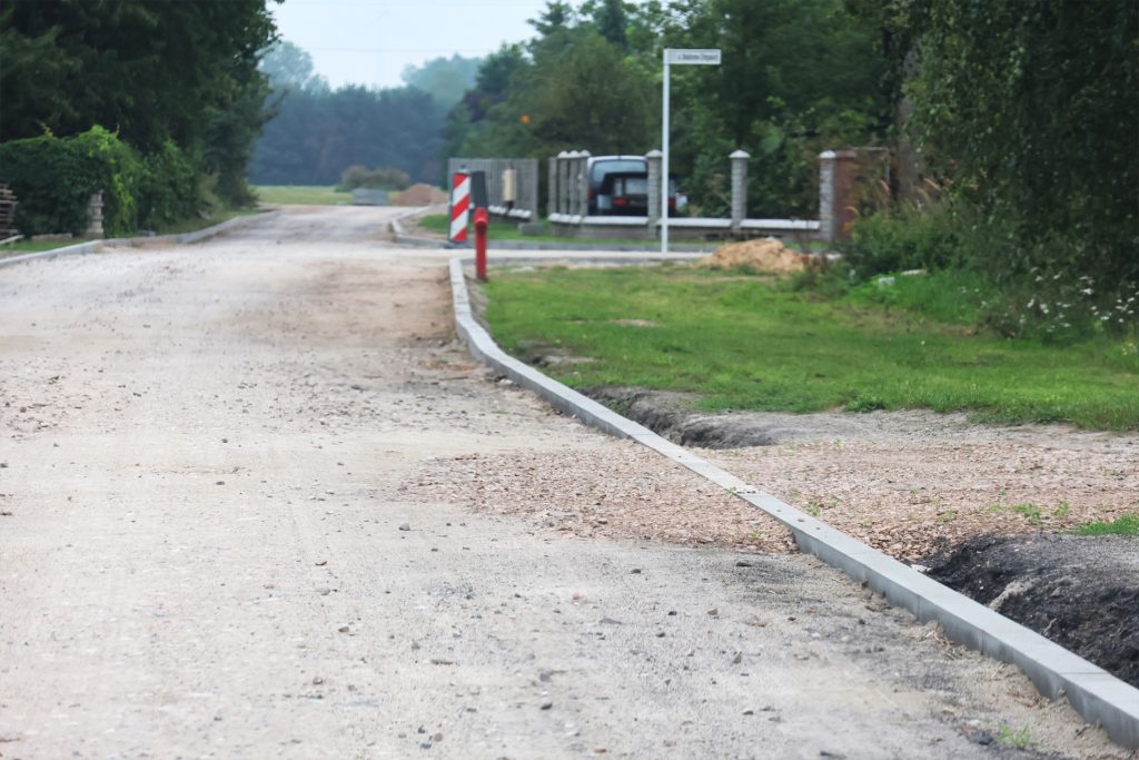 456482460_1048913359929520_3311288080141938824_n-1024x683 Asfalt na ul. Spacerowej coraz bliżej