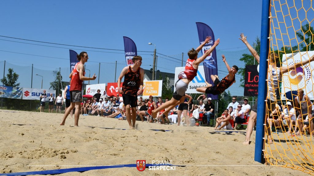 508469857_1496553515010564_1760593709086893639_n-1024x576 Mistrzostwa Polski Juniorek i Juniorów w Piłce Ręcznej Plażowej – Sierpc 2025