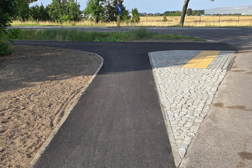 516056241_1275206727300181_2080891854066123190_n-1024x683 Ścieżka pieszo-rowerowa wzdłuż „Dziesiątki”