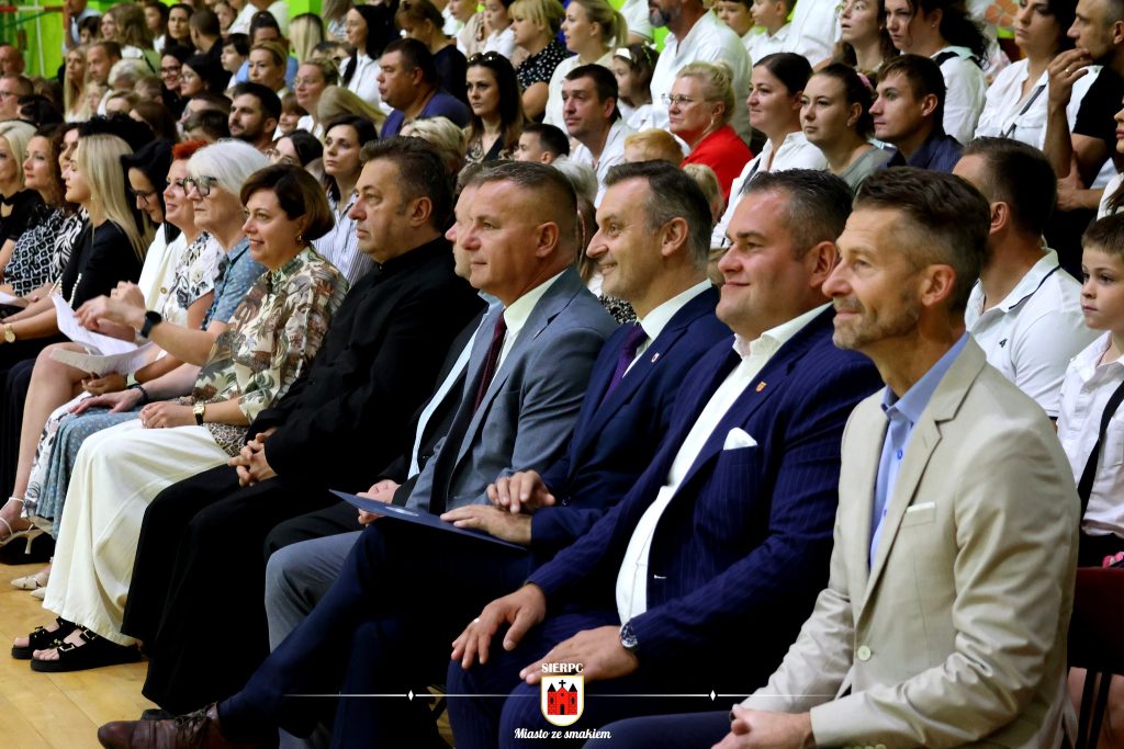 514263329_1318944722926381_1985686571378871453_n-1024x683 Nowy sztandar dla szkoły