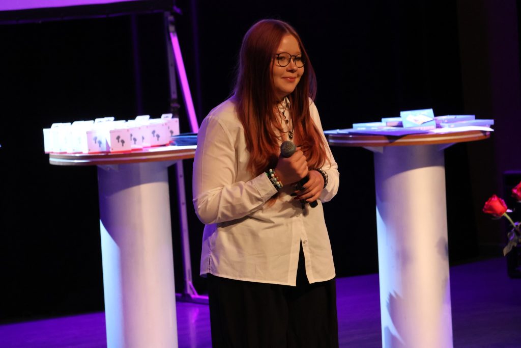 514267105_1315977319889788_8649609155343462770_n-1024x683 Awanse nauczycieli, nagrody dla uczniów