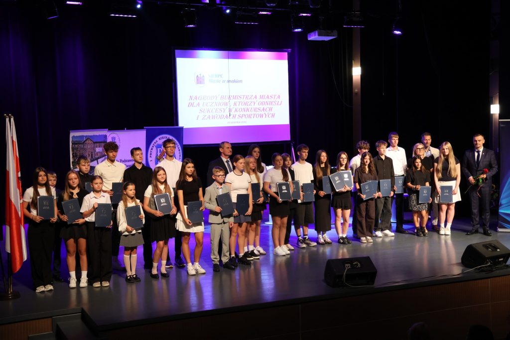 514414340_1315979263222927_7844429468992911930_n-1024x683 Awanse nauczycieli, nagrody dla uczniów