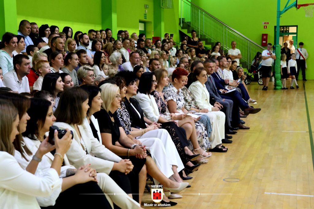 515401168_1318944376259749_4689157612575400729_n-1024x683 Nowy sztandar dla szkoły