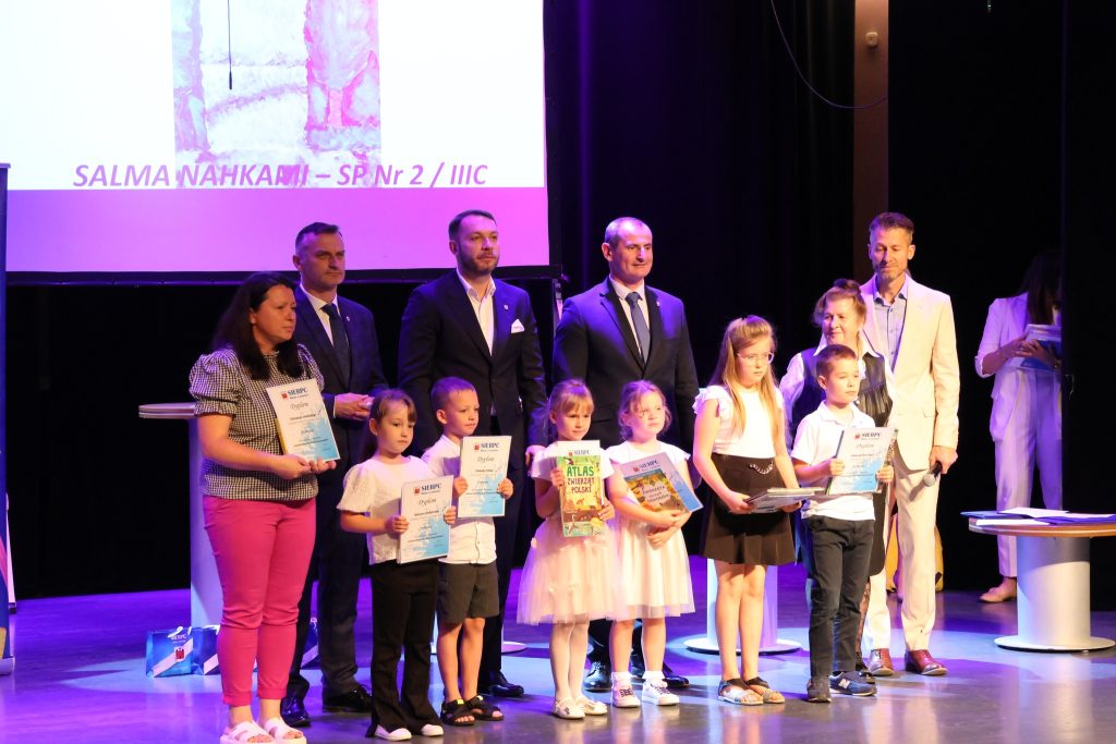 516391389_1315979959889524_6912529697829743550_n-1024x683 Awanse nauczycieli, nagrody dla uczniów