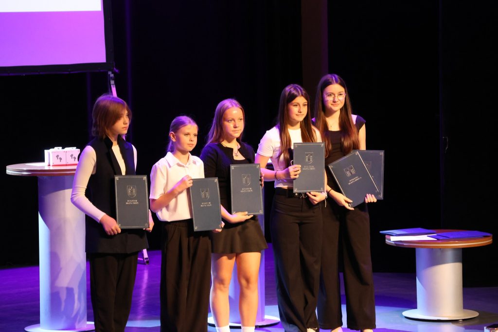 539178325_1315980493222804_203716672322827554_n-1024x683 Awanse nauczycieli, nagrody dla uczniów