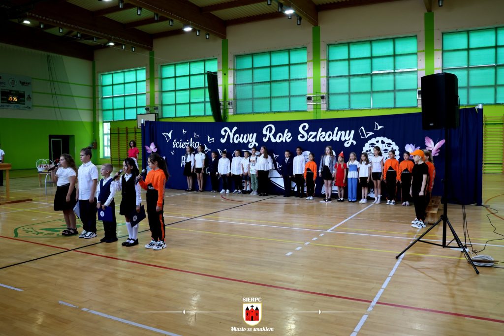 539223033_1318944246259762_369926949479730596_n-1024x683 Nowy sztandar dla szkoły