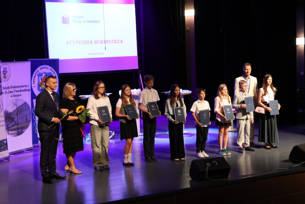 540057368_1315978949889625_5684607959589616833_n-1024x683 Awanse nauczycieli, nagrody dla uczniów