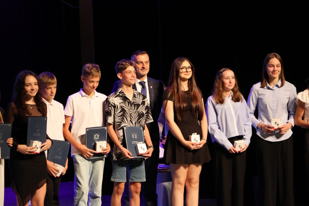 540621416_1315979536556233_3702332327324647850_n-1024x683 Awanse nauczycieli, nagrody dla uczniów