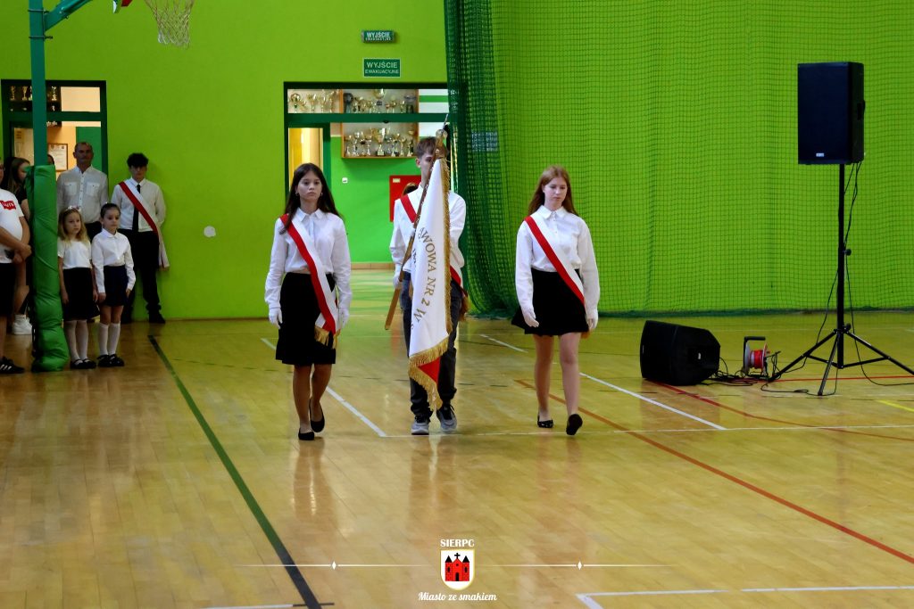 540971450_1318944372926416_7433914331434886522_n-1024x683 Nowy sztandar dla szkoły