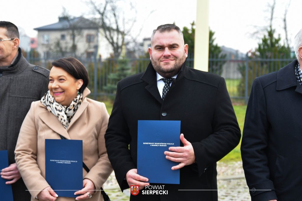 600284903_1662184758447438_6222686066699491135_n-1024x683 Nowe radiowozy w Komendzie Powiatowej Policji