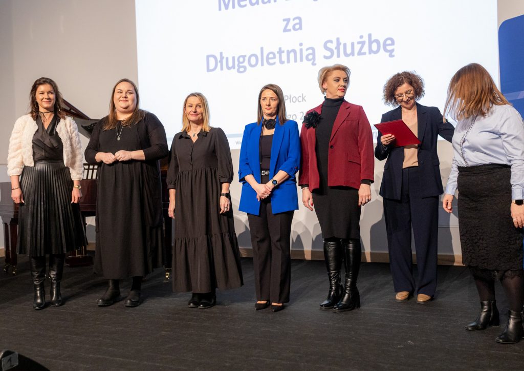 631706957_122158975952896704_3594217665782113585_n-1024x724 Odznaczenia dla pracowników sierpeckiej oświaty